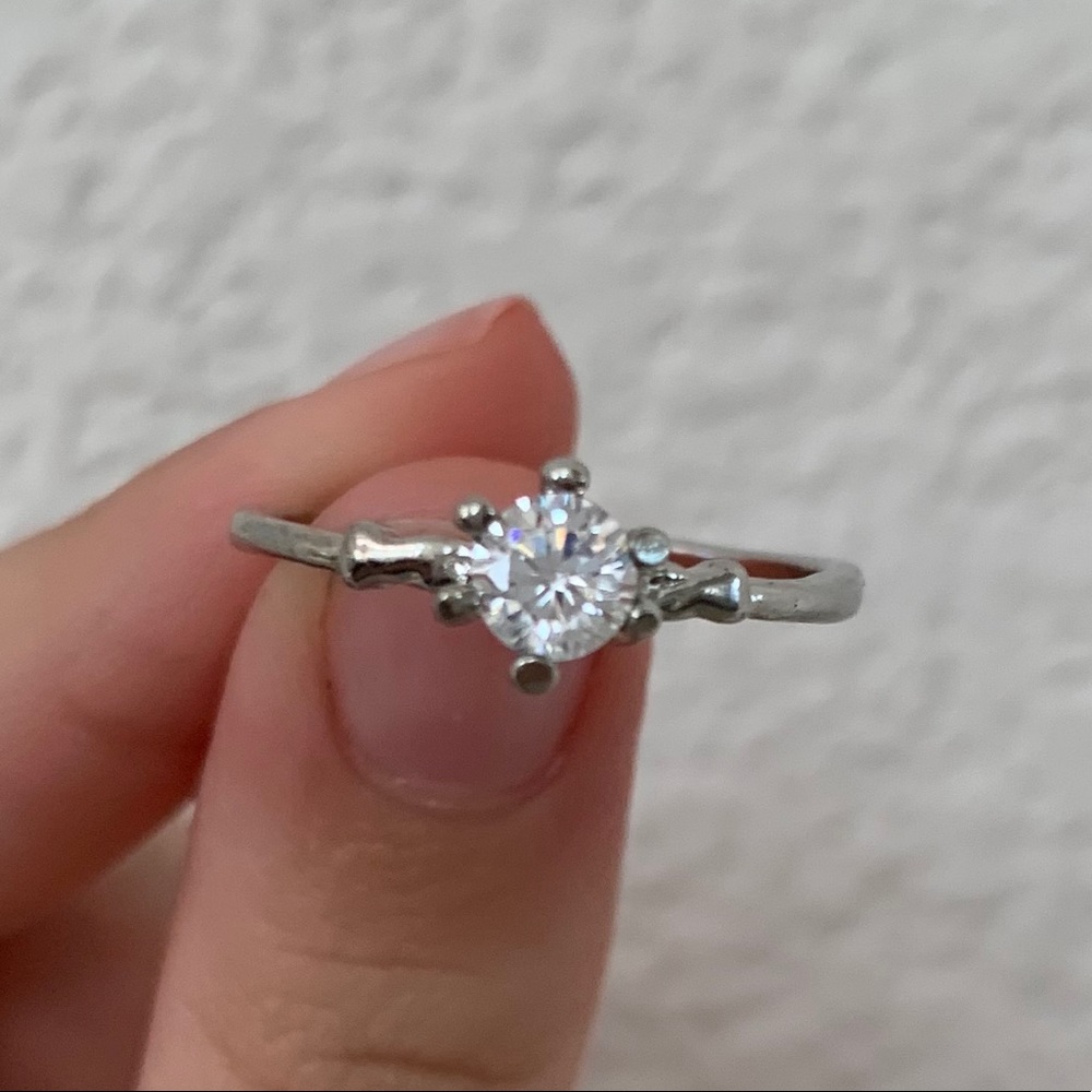 NWOT Women’s Ring with white stone